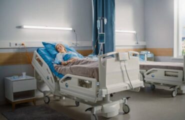 cama-paciente-medico-12 ¿Qué hace que las camas de hospital eléctricas sean esenciales para las instalaciones sanitarias modernas?